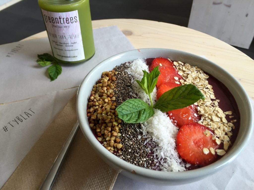 Acai bowl and green juice at Greentrees Juicery in Derendorf in Dusseldorf