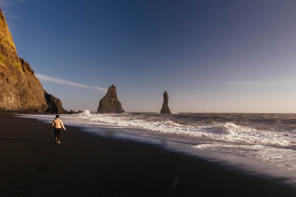 Playas de arena negra a lo largo de la Carretera de circunvalación en Islandia