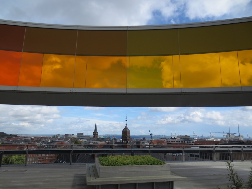 het uitzicht vanaf het dak van ARoS met het panorama opgenomen in Aarhus, Denemarken