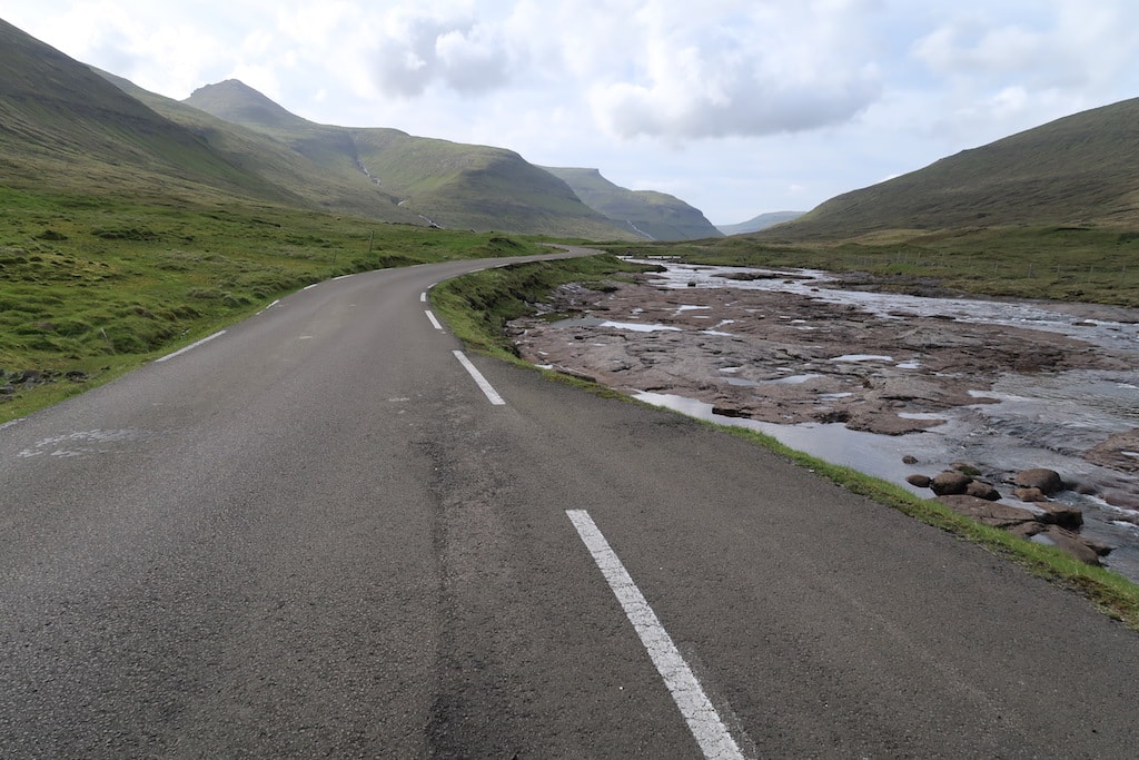 Ranuncolo strade in Faroe Isole Eran dal Ridere viaggiatore