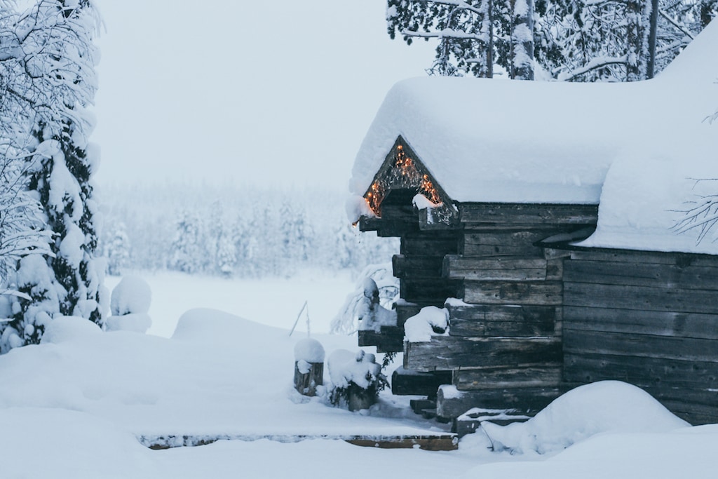 cabin and snow at Isokenkäisten Klubi in kuusamo, finland in finnish lapland