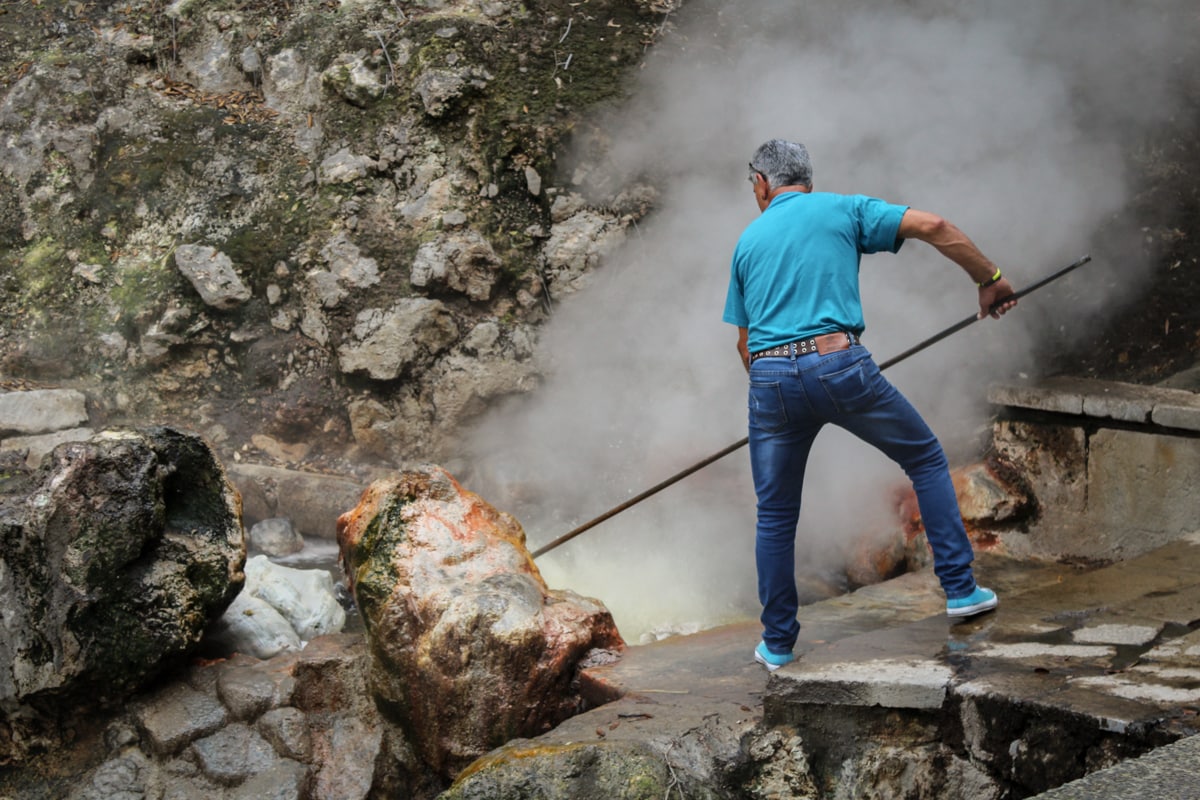 maíz hirviendo con calor geotérmico en las azores