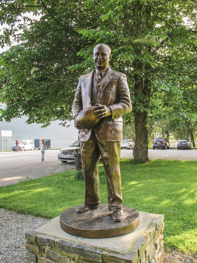 things to do in bergen norway knute rockne statue