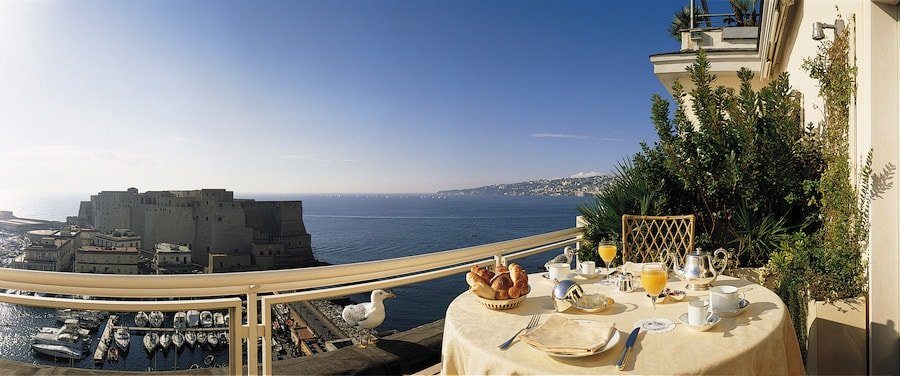 suite at grand hotel vesuvio naples-min