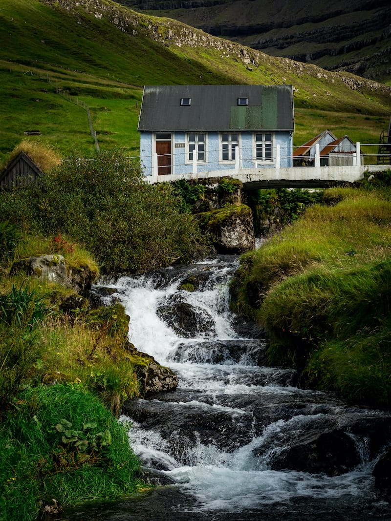An island in the north of the Faroe Islands that often is forgotten about is Kunoy island. This is a Kunoy travel guide, including the forest on Kunoy and more.