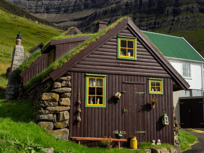 An island in the north of the Faroe Islands that often is forgotten about is Kunoy island. This is a Kunoy travel guide, including the forest on Kunoy and more.