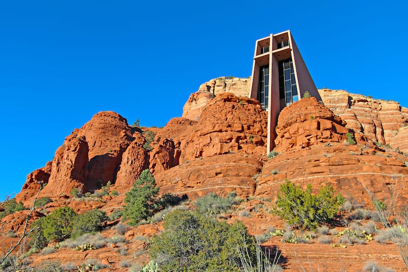 Kapelle des Heiligen Kreuzes zwischen roten Felsen in Sedona, Arizona