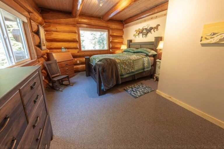 12 Best Airbnbs in Seward, Alaska (+ Oceanview Cabins)