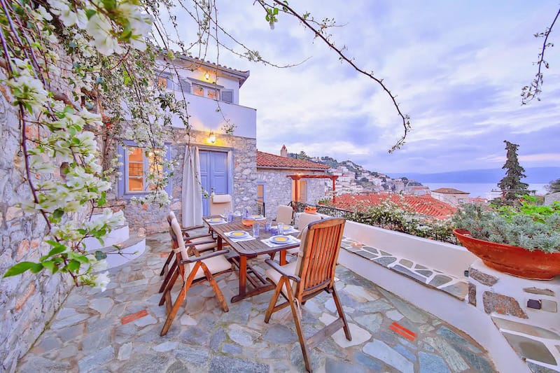 The Maisonette - View Historic Hydra in Comfort