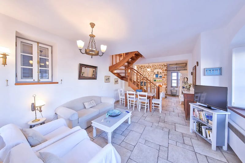 The Maisonette - View Historic Hydra in Comfort
