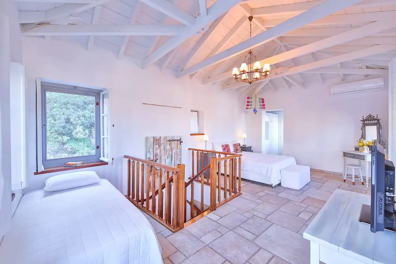 The Maisonette - View Historic Hydra in Comfort
