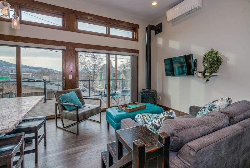 Best Airbnbs in Missoula, MT // Downtown 1BR/Cook's Kitchen - Balcony - Hot Tub