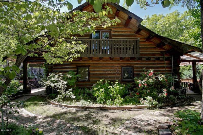 Log Chalet - Just a Walk into Town!