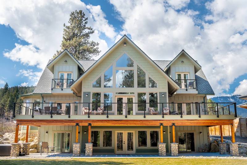 Moose River House - Spacious Riverfront Home