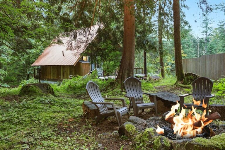 12 Cozy Cabins near Mt. Rainier (+ Airbnbs with Hot Tubs!)