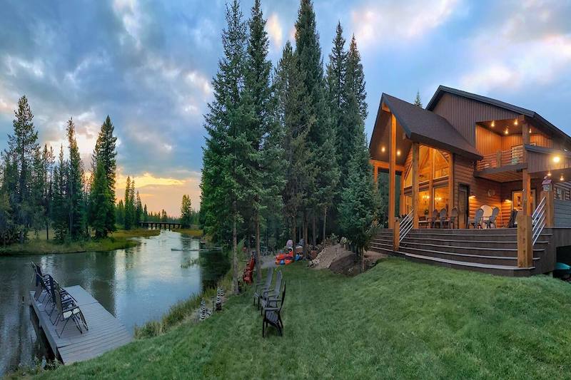 Upscale Riverfront Getaway in the Forest