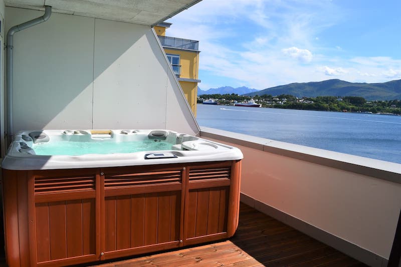 airbnb alesund w: hot tub