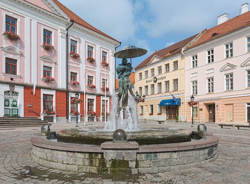 Kissing Students fountain in Tartu - Mikhail Markovskiy - Shutterstock.com