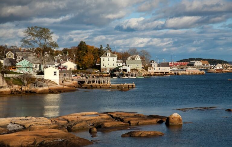 small towns to visit in maine