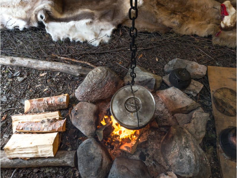 Preparing bidos in a lavvu