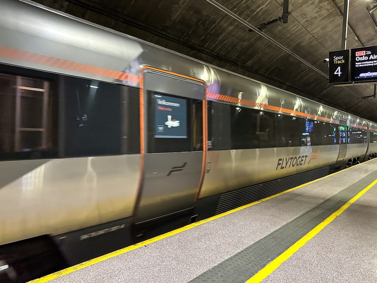 Flytoget parked in National Theater station