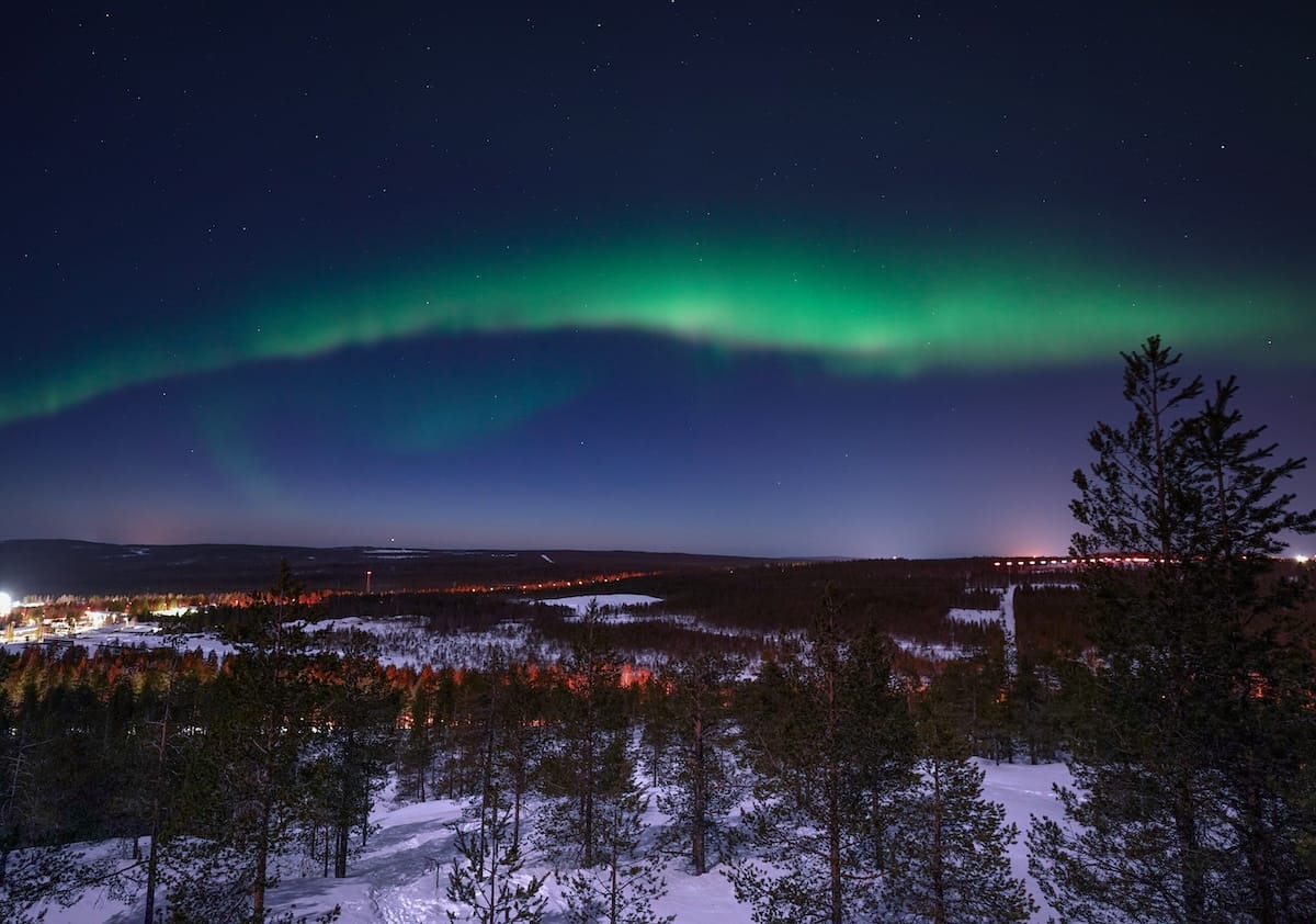 the northern lights in Rovaniemi from the top of a hill