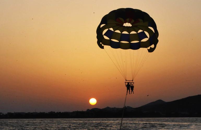 Parasailing in Playa Blanca