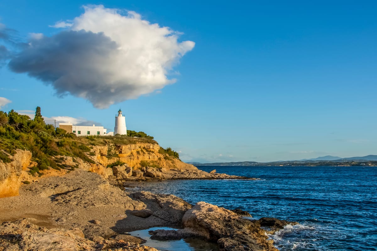 One of the best things to do in Spetses is to visit the lighthouse!