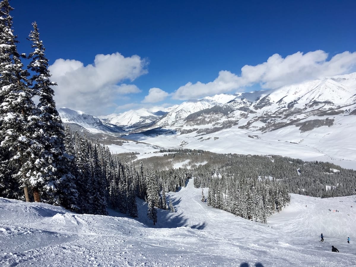 Crested Butte in winter travel guide - photo of the mountains covered in snow.