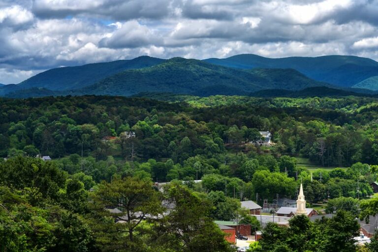 21 Best Small Towns in (for a Weekend Getaway!)