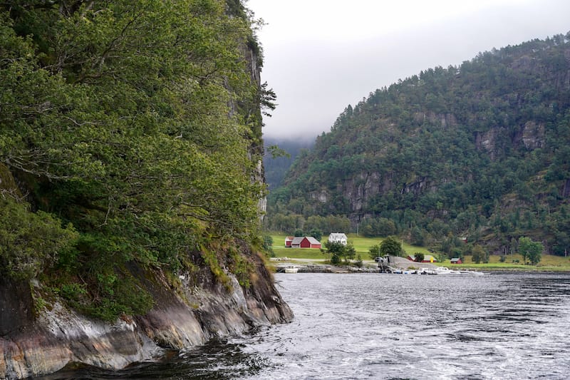 Sailing along on the Osterfjord boat tour