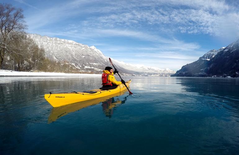Kayaking in winter on Lake Brienz (via Manawa)
