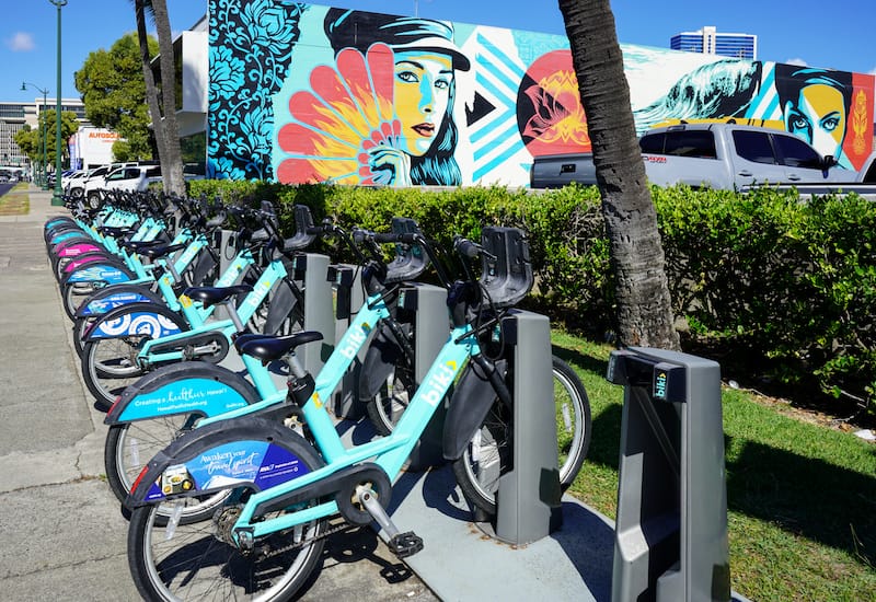 Street art in Kaka’ako (and city bikes)