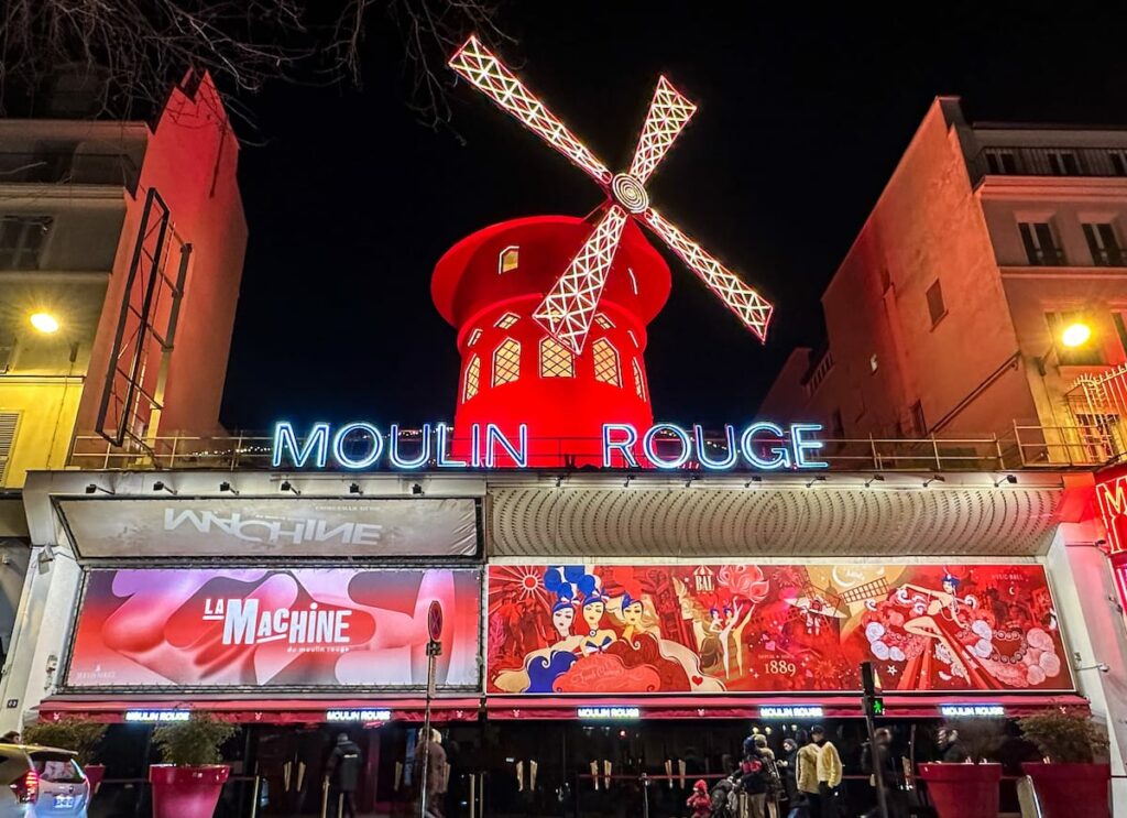 How to book tickets to the Moulin Rouge show in Paris