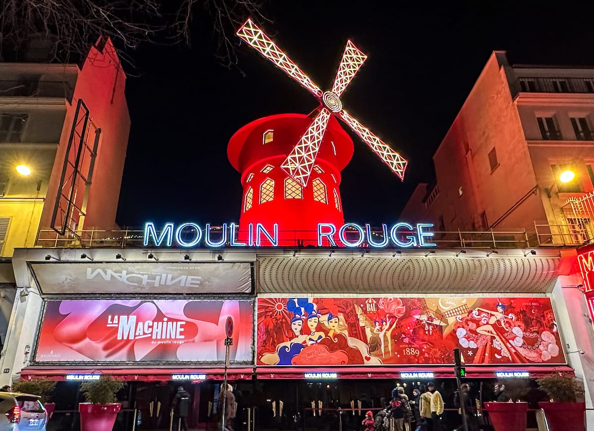 How to book tickets to the Moulin Rouge show in Paris 