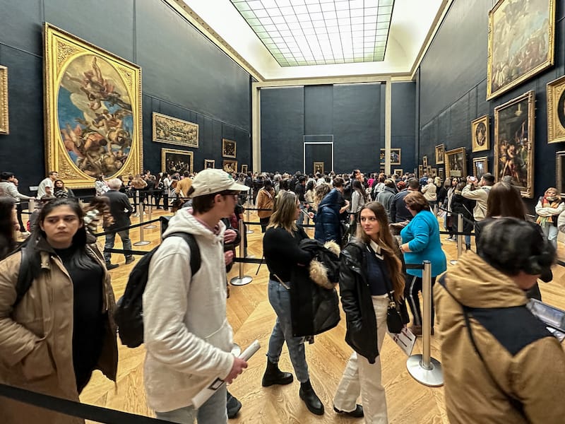 Line to the Mona Lisa - insane!