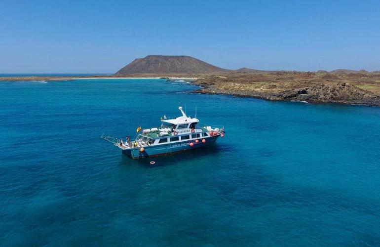 Your snorkeling boat to Lobos