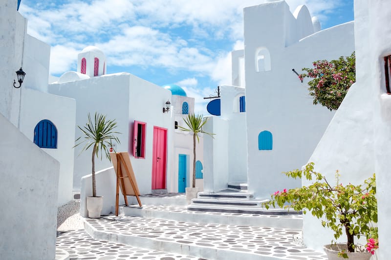 Finding the best photo spots is an essential on a Santorini itinerary!