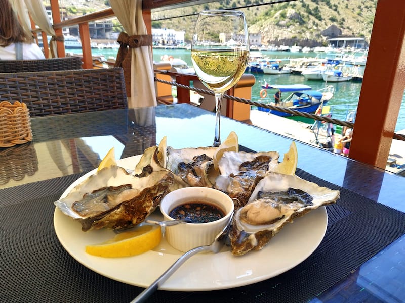 Fresh oysters in Cannes