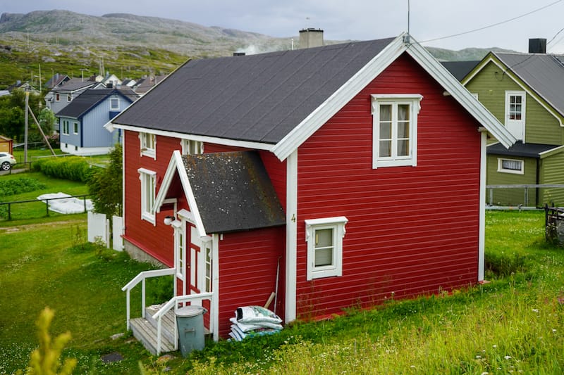 A beautiful red house in Bugøynes