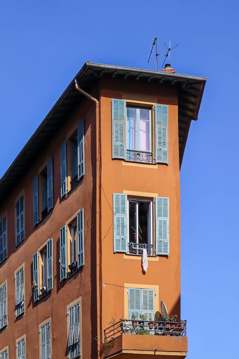 Narrow building in Gambetta