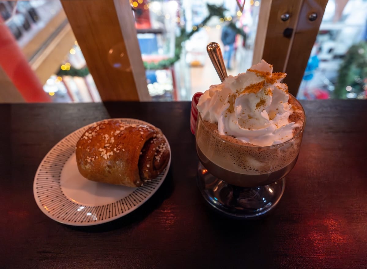 Gingerbread hot chocolate and a cinnamon bun