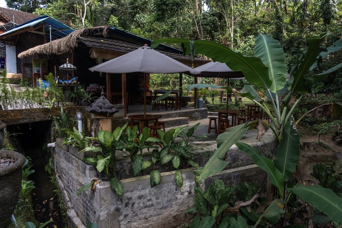 A place outside of Kanto Lampo waterfall to grab food and drinks
