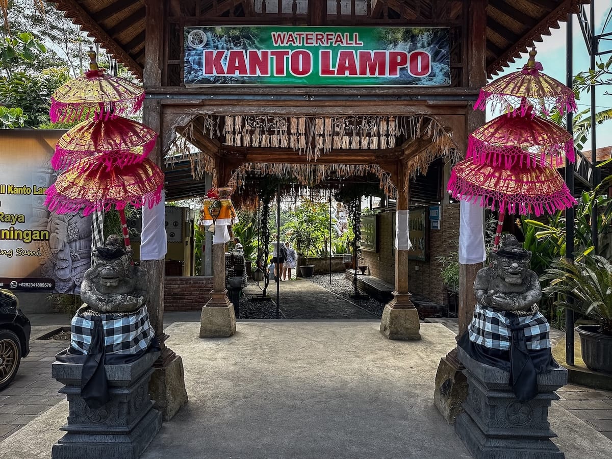 a sign that says 'Kanto Lampo' at the waterfall as you enter the complex