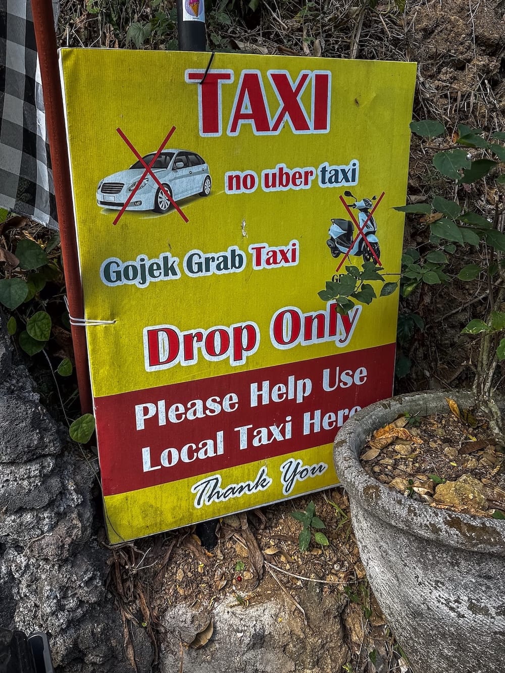 A sign that indicates that you can only be dropped off by ride share at Kanto Lampo waterfall