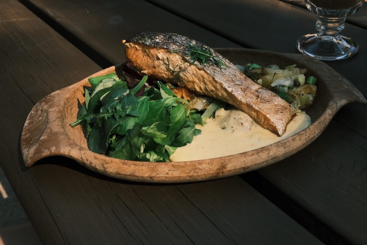 Glow-fired salmon at Santamus