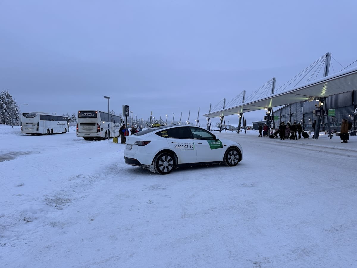 Arriving at the Rovaniemi Airport (taxis, buses, and more!)