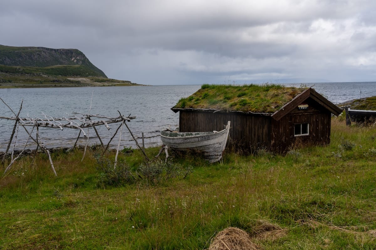 By the water at Sjøsamisk Tun