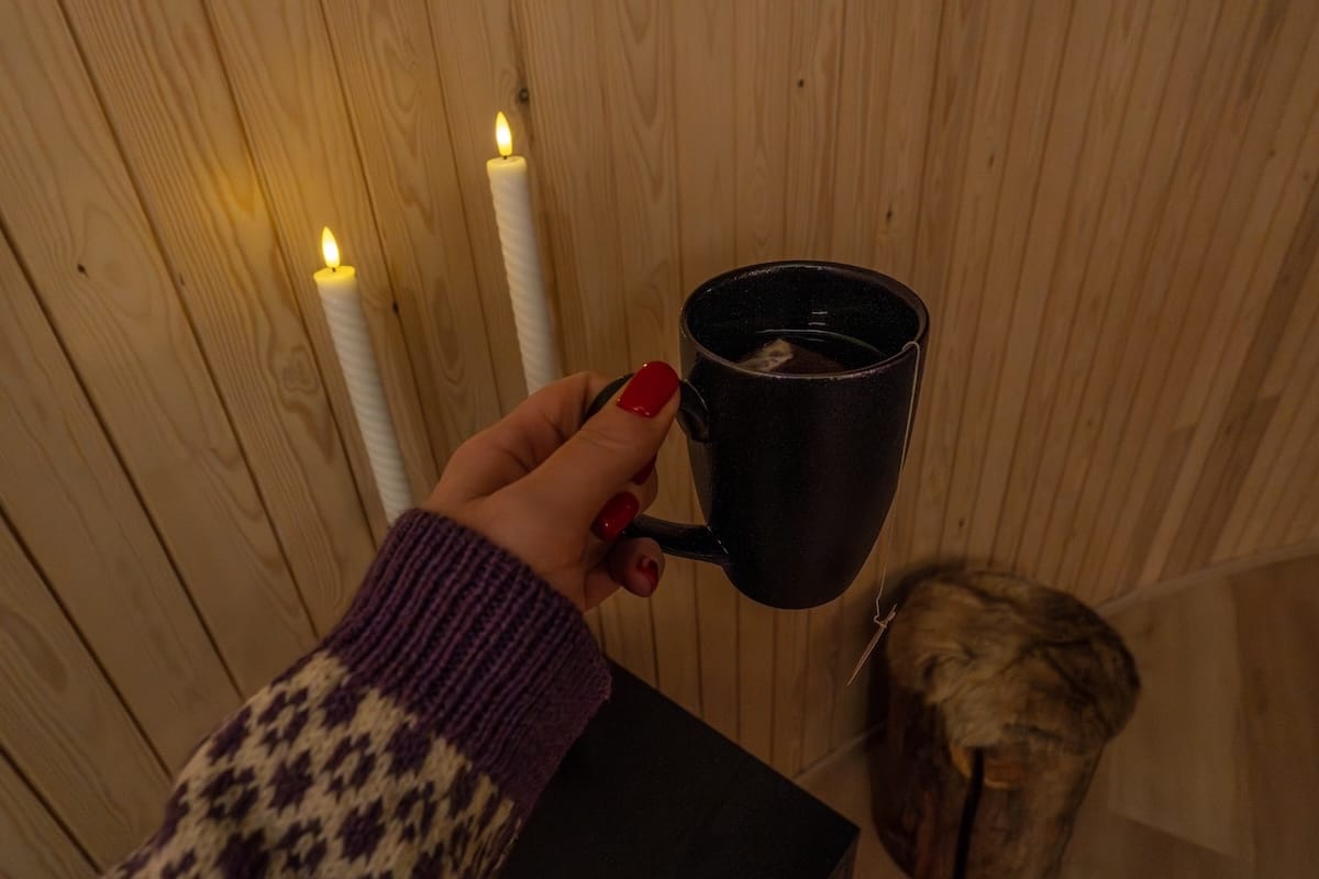 Livo Arctic Resort
_____
A woman's hand with a mug of tea in it.