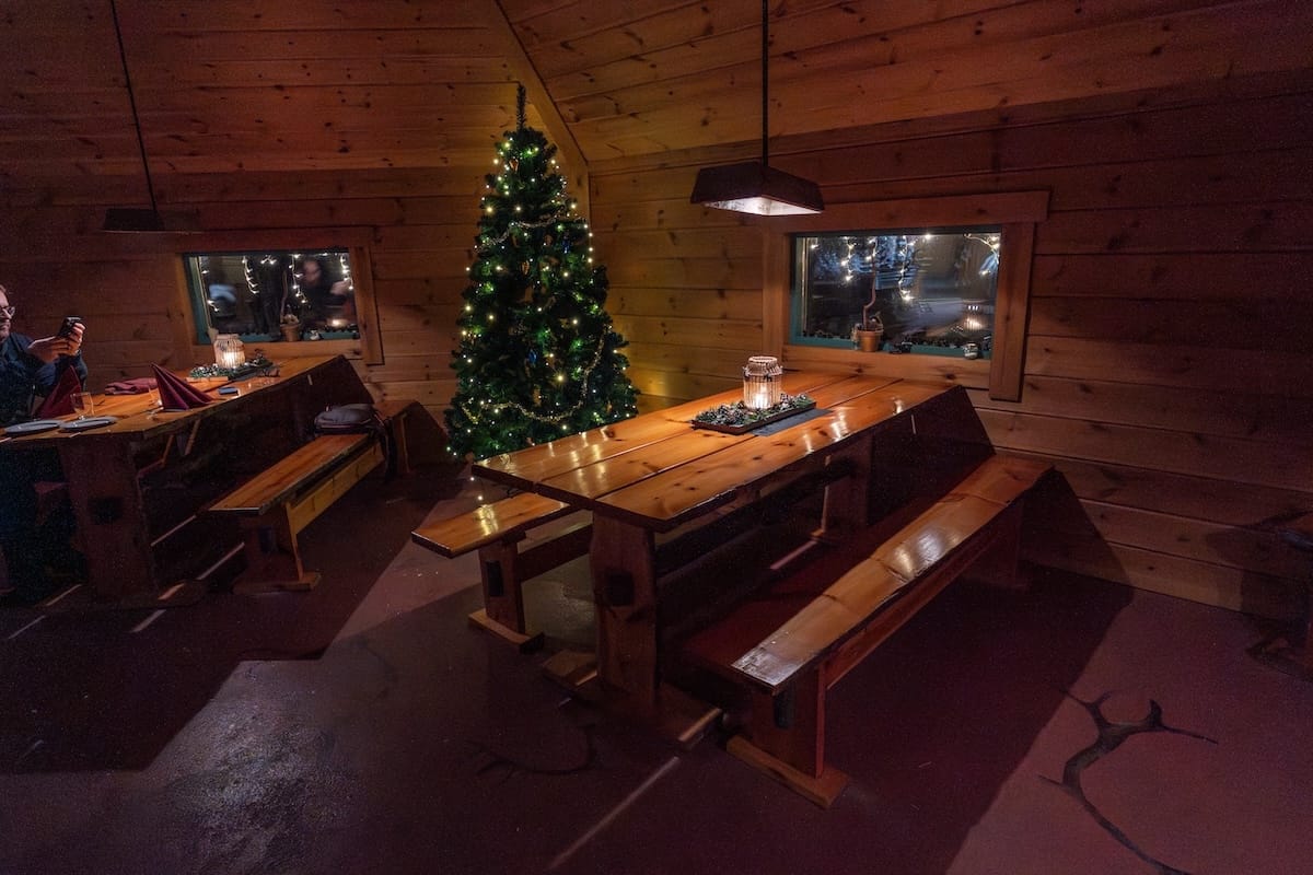 Livo Arctic Resort
_____
A table with benches and a Christmas tree inside a cozy restaurant